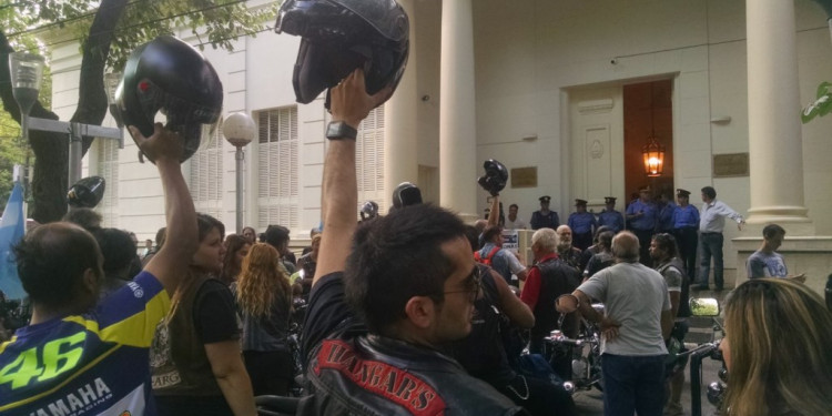 Motociclistas protestaron contra la colocación de la patente en el casco