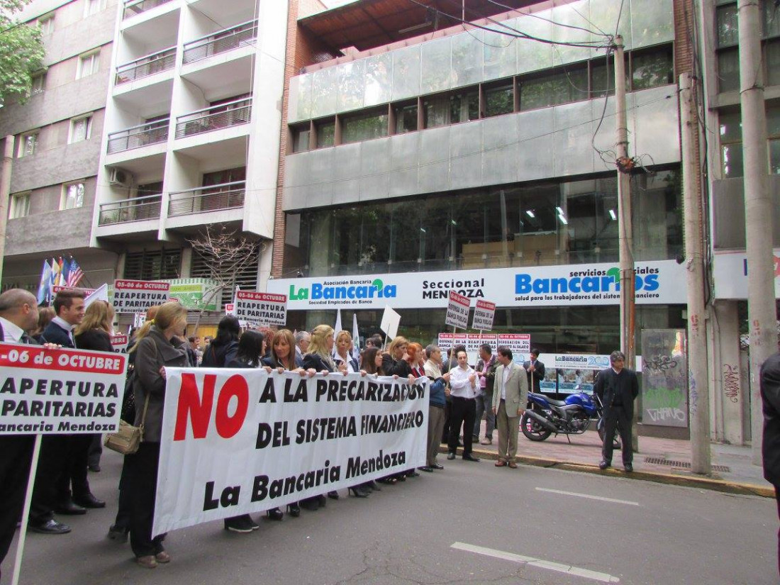 Otra jornada con atención restringida en los bancos