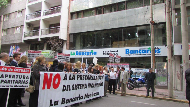 imagen Otra jornada con atención restringida en los bancos