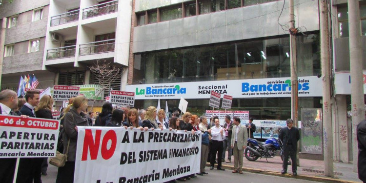 Otra jornada con atención restringida en los bancos