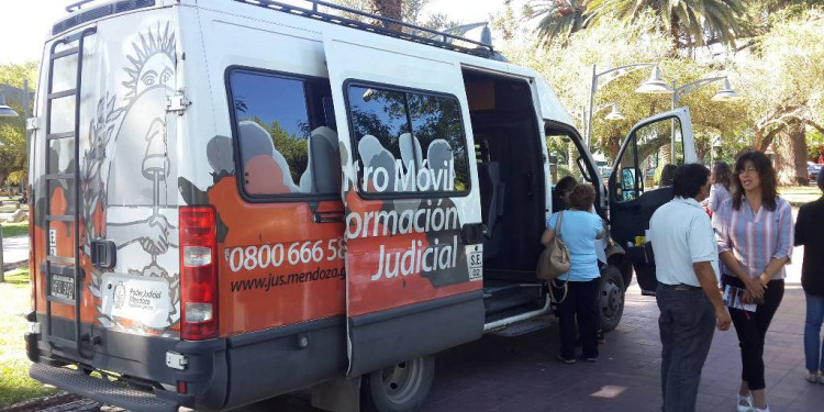 El permiso de viaje para menores de edad podrá tramitarse en las plazas