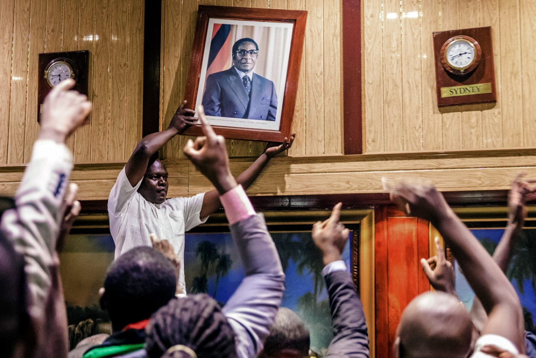 Bajo presión, renunció Mugabe en Zimbabwe