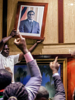 Bajo presión, renunció Mugabe en Zimbabwe
