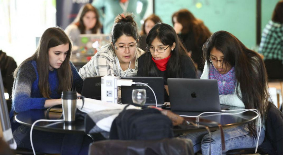 En innovación tecnológica, se visibiliza solo al 30% de las mujeres que participan en la toma de decisiones