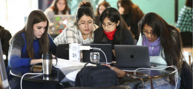 En innovación tecnológica, se visibiliza solo al 30% de las mujeres que participan en la toma de decisiones