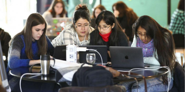 En innovación tecnológica, se visibiliza solo al 30% de las mujeres que participan en la toma de decisiones