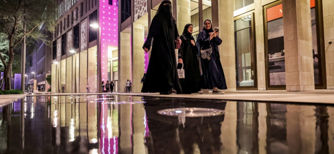 Sistema de tutela de mujeres en Qatar: "Todo lo que tengo que hacer está ligado a un hombre"