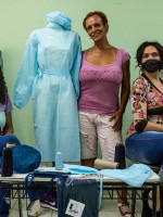 La historia de dos mujeres trans que pusieron en funcionamiento una fábrica textil con la ayuda de una monja