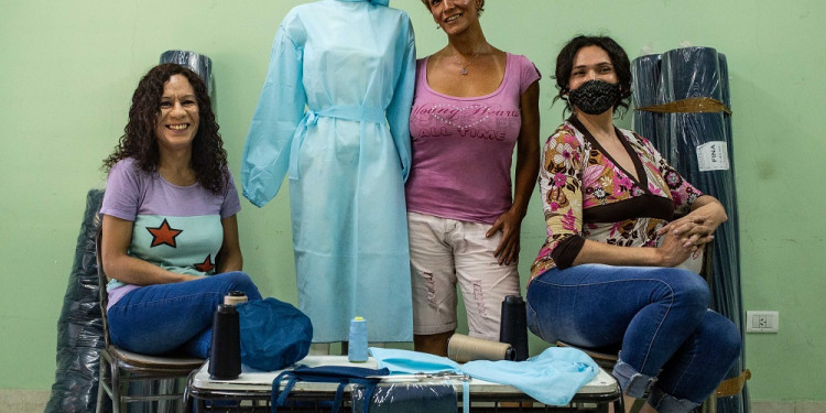 La historia de dos mujeres trans que pusieron en funcionamiento una fábrica textil con la ayuda de una monja