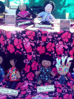 Diseñan muñecas de tela inspiradas en mujeres que hicieron historia 