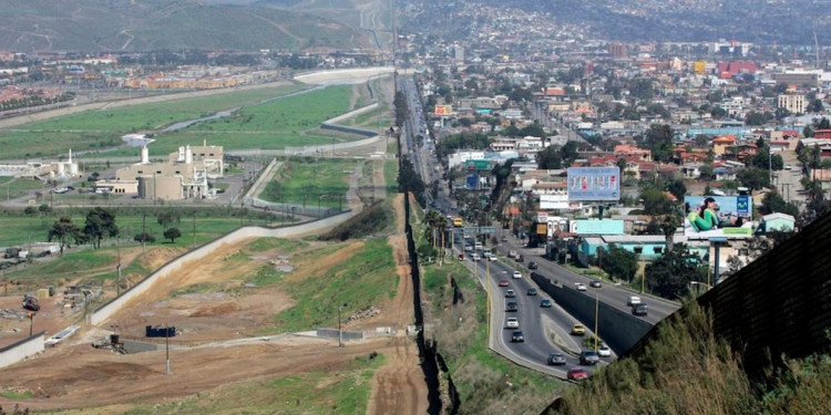 Trump anunciará hoy la construcción del muro con México