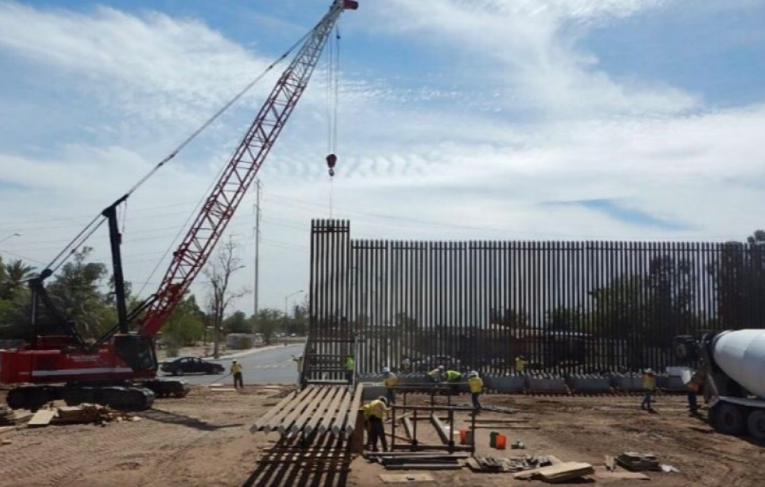 Trump tuiteó fotos falsas del inicio de las obras del muro con México