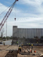 Trump tuiteó fotos falsas del inicio de las obras del muro con México