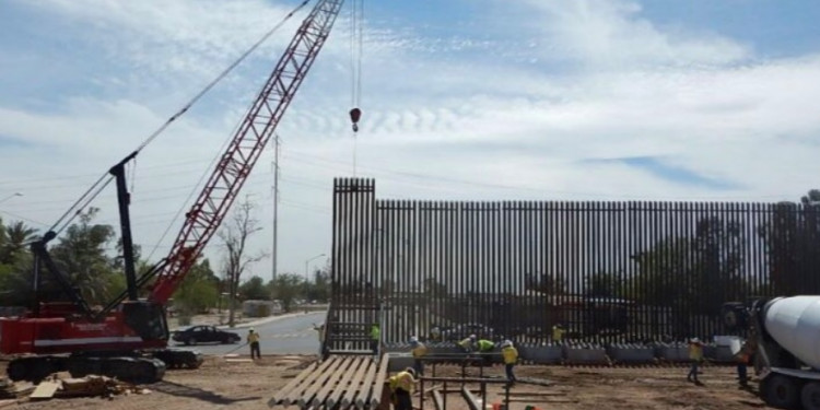 Trump tuiteó fotos falsas del inicio de las obras del muro con México