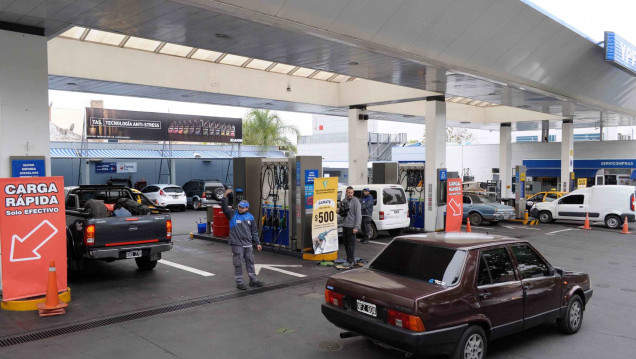 imagen La nafta subió casi un peso por litro
