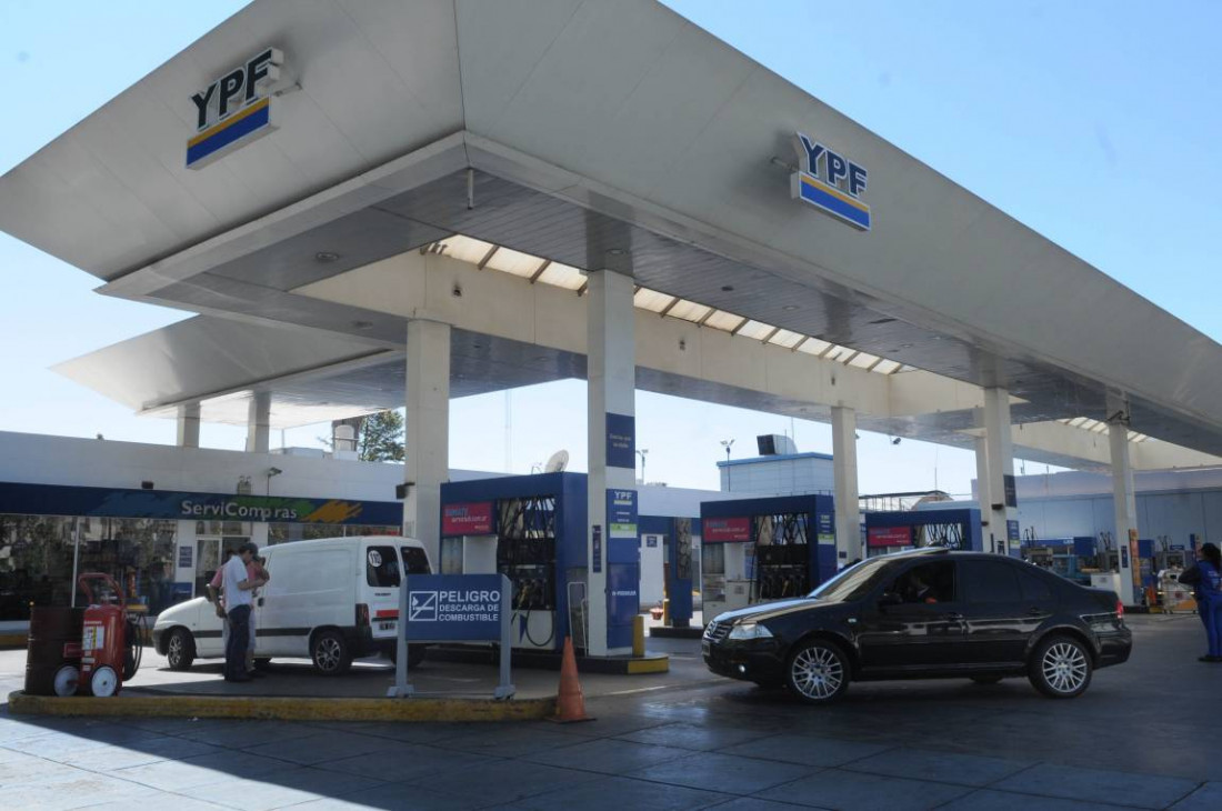 Rige la rebaja del 5 por ciento en el precio de las naftas y gasoil