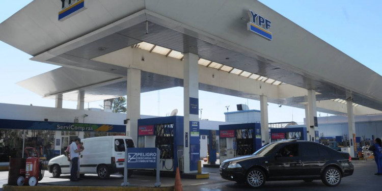 Rige la rebaja del 5 por ciento en el precio de las naftas y gasoil