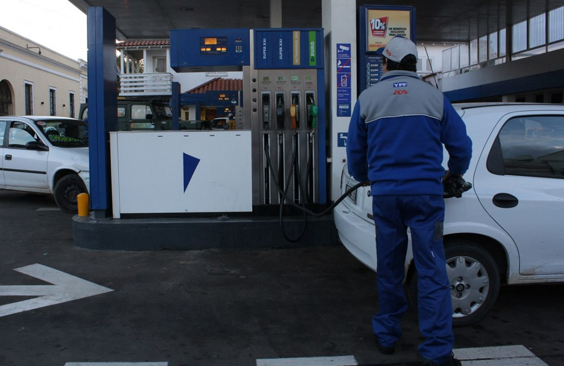 Podría faltar combustible por un paro de petroleros