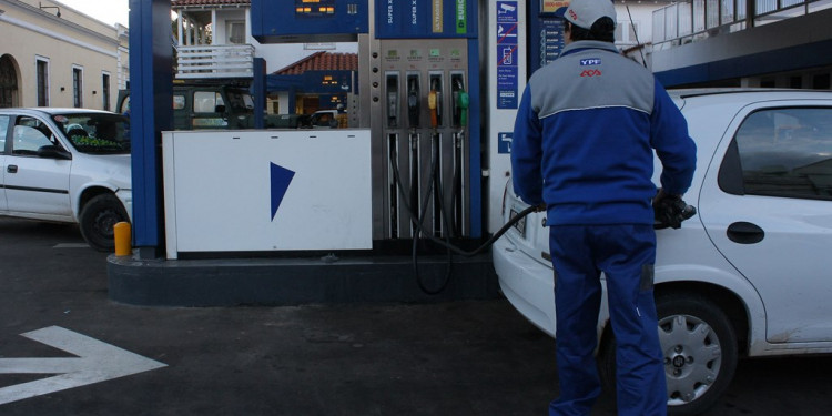 Podría faltar combustible por un paro de petroleros