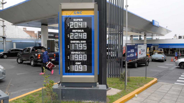 imagen Aranguren sostiene que no subirá la nafta, pero los empresarios dicen que sí