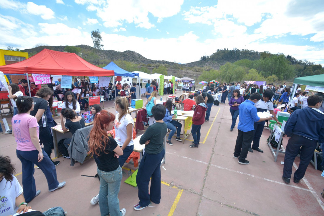 300 estudiantes de colegios de la UNCUYO participan de Emprende U