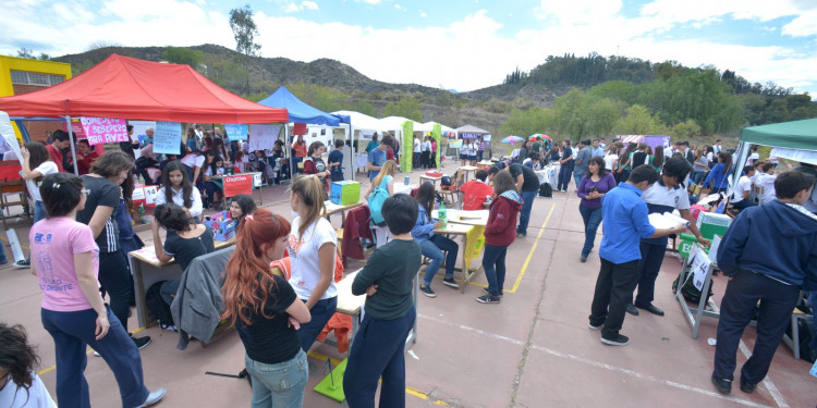 300 estudiantes de colegios de la UNCUYO participan de Emprende U