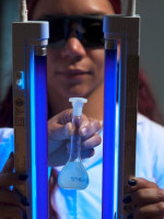 Desarrollan nanopartículas para eliminar contaminantes del agua, como antibióticos y colorantes
