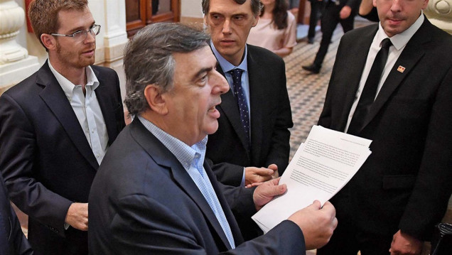 imagen Una interna en Cambiemos puso freno a la idea de cobrar a extranjeros