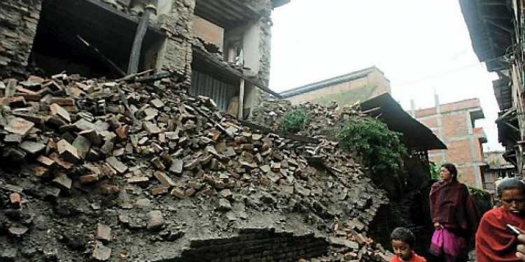 Al menos 63 de muertos por terremoto en frontera entre India y Nepal