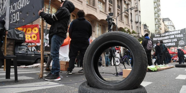 No se producen más neumáticos: día clave para ver si se resuelve el conflicto con el sector