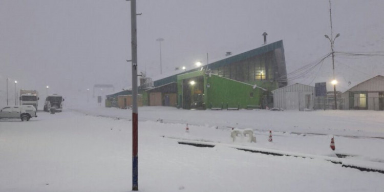 Cerró el paso a Chile por intensas nevadas