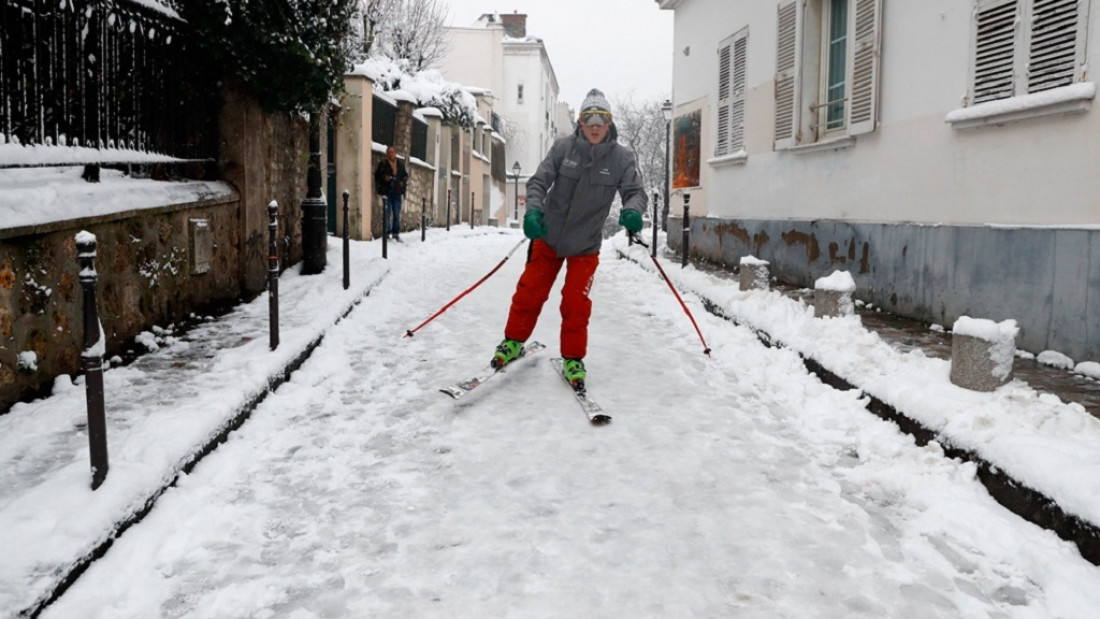 Esquían en las calles de París tras una histórica nevada