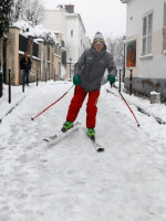 Esquían en las calles de París tras una histórica nevada