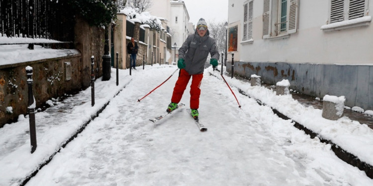 Esquían en las calles de París tras una histórica nevada