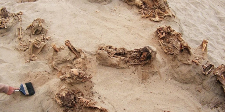 Arqueólogos hallan una matanza récord de niños en Perú