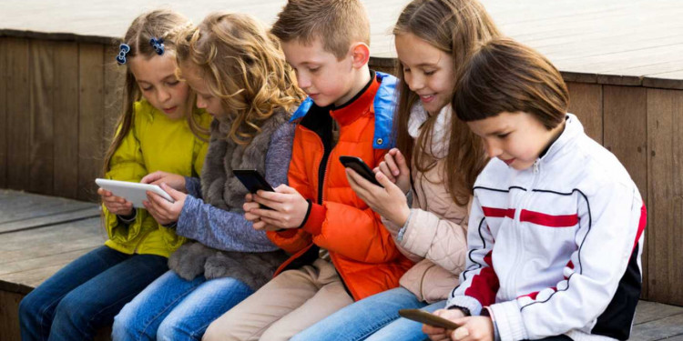 Desde los 8 años, niñas y niños ya utilizan redes sociales