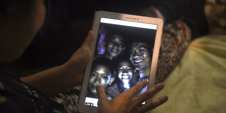 Se dificulta el rescate de 12 niños atrapados en una cueva en Tailandia