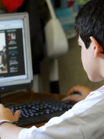 "Las redes sociales llenan vacíos que generan los propios padres y madres" 