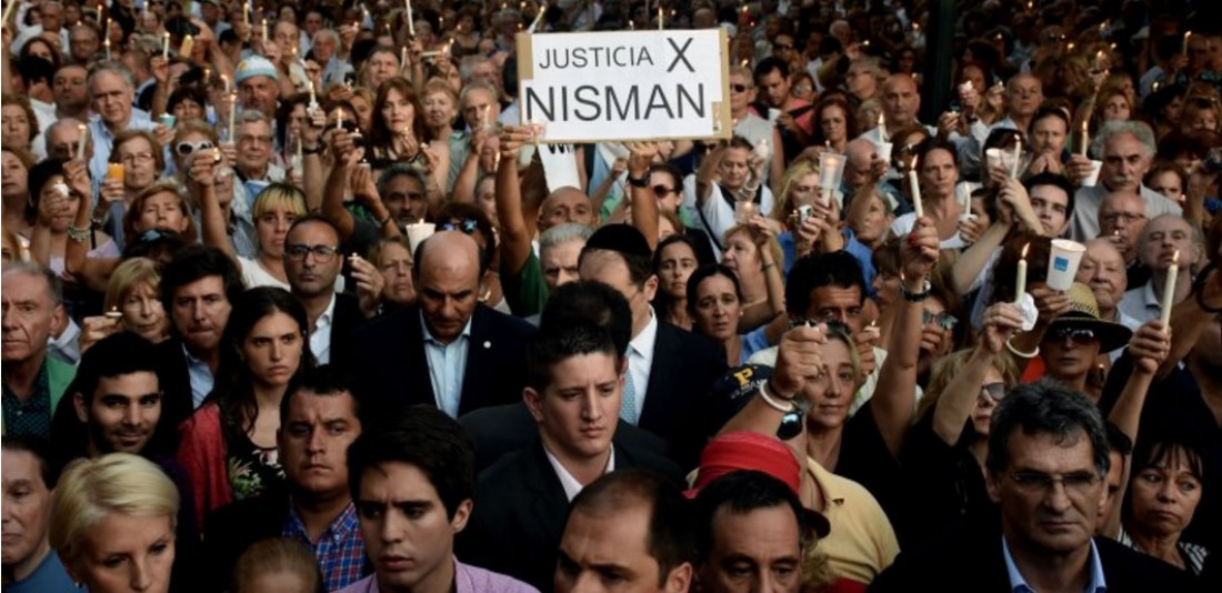 Velas encendidas para recordar a Nisman