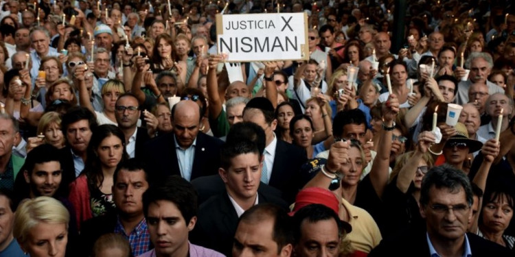 Velas encendidas para recordar a Nisman
