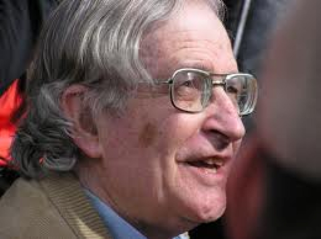"Una campaña terrorista que genera terroristas en potencia" dice Noam Chomsky