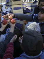 En dos horas se acabó la fruta que daban en Plaza de Mayo