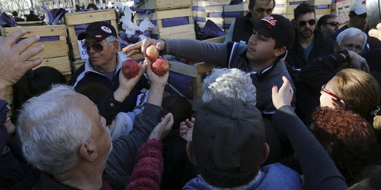 En dos horas se acabó la fruta que daban en Plaza de Mayo