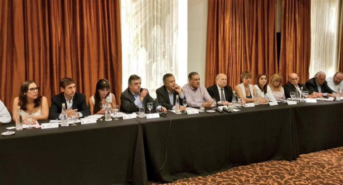 Cumbre de la UCR: Cornejo pidió más resultados en materia económica