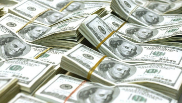 imagen El dólar trepó 50 centavos y perforó por primera vez los 32 pesos