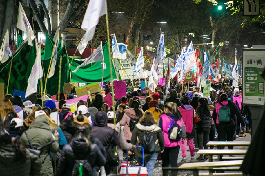 imagen Fotogalería de un nuevo #3J en Mendoza: "Vivas, libres y desendeudadas nos queremos"