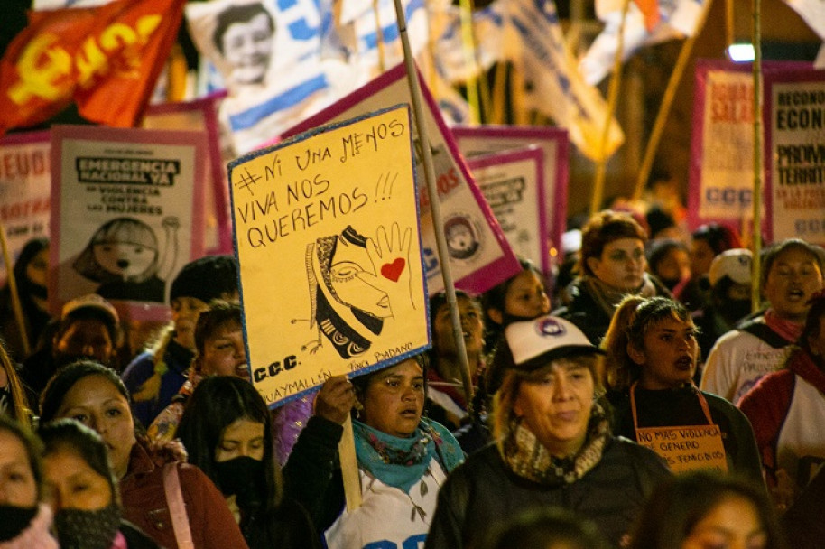 imagen Fotogalería de un nuevo #3J en Mendoza: "Vivas, libres y desendeudadas nos queremos"