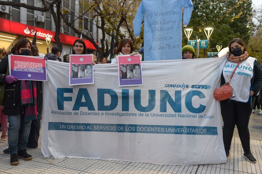 imagen Fotogalería de un nuevo #3J en Mendoza: "Vivas, libres y desendeudadas nos queremos"