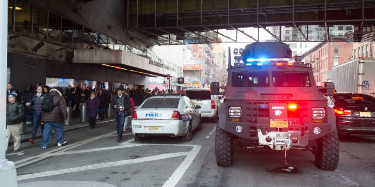 Alarma en Nueva York: evacúan tres líneas de metro por explosión