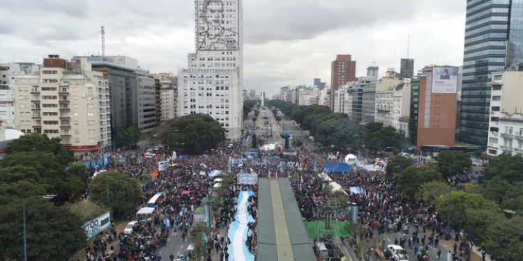 Día de la Independencia con actos y protestas contra el plan económico